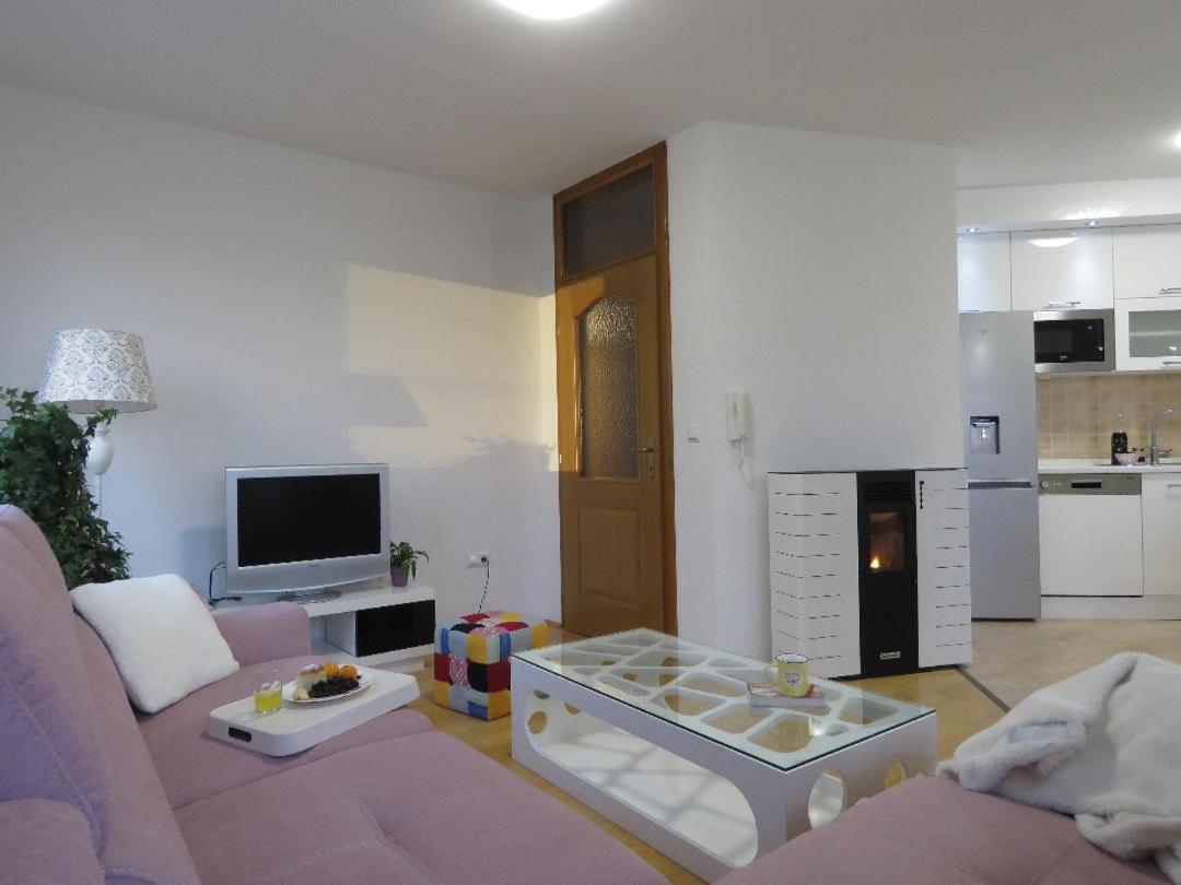 Winter Iris Apartment Купрес Екстериор снимка